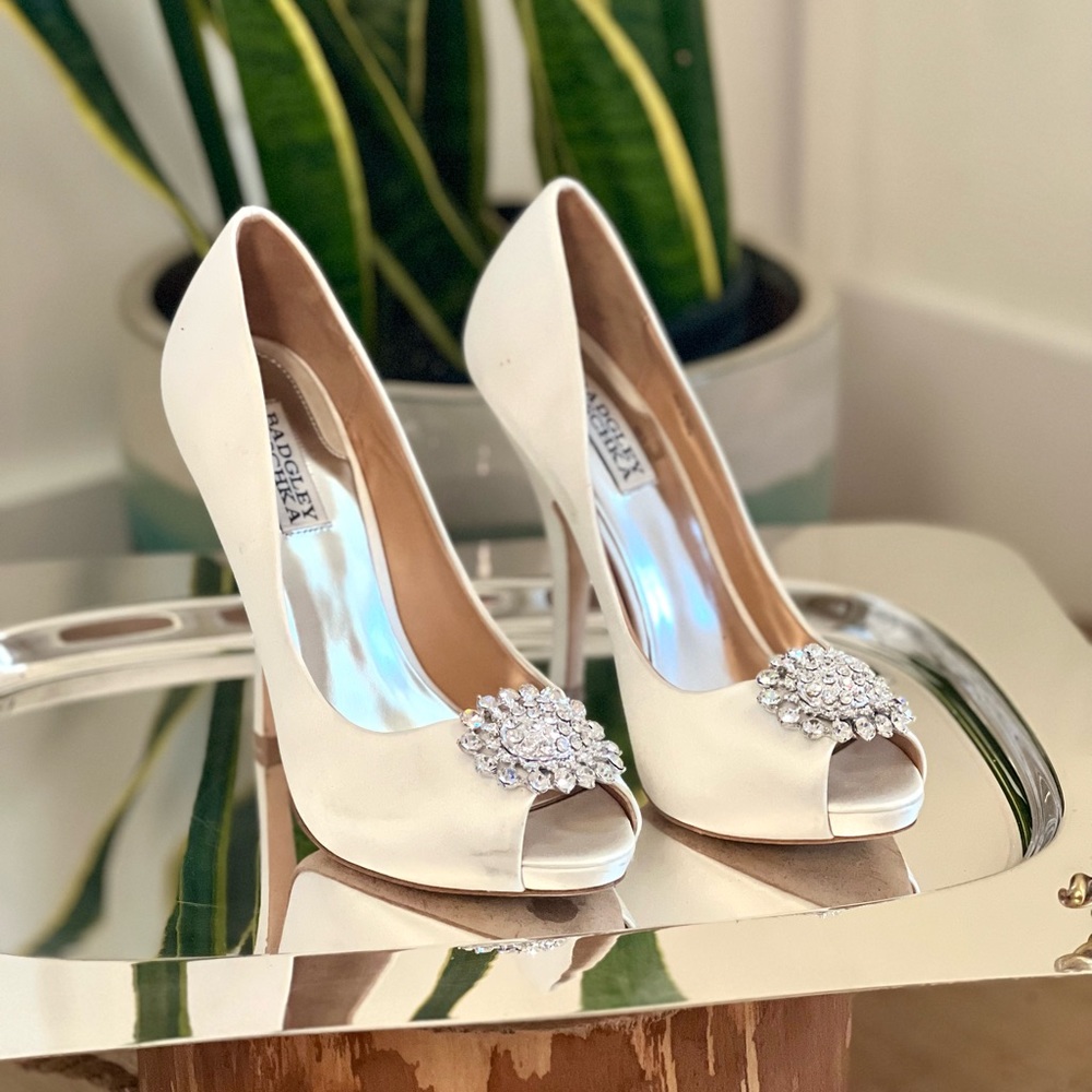 Badgley Mischka Jeannie Ivory Wedding Formal Peep Toe Heels size 7.5